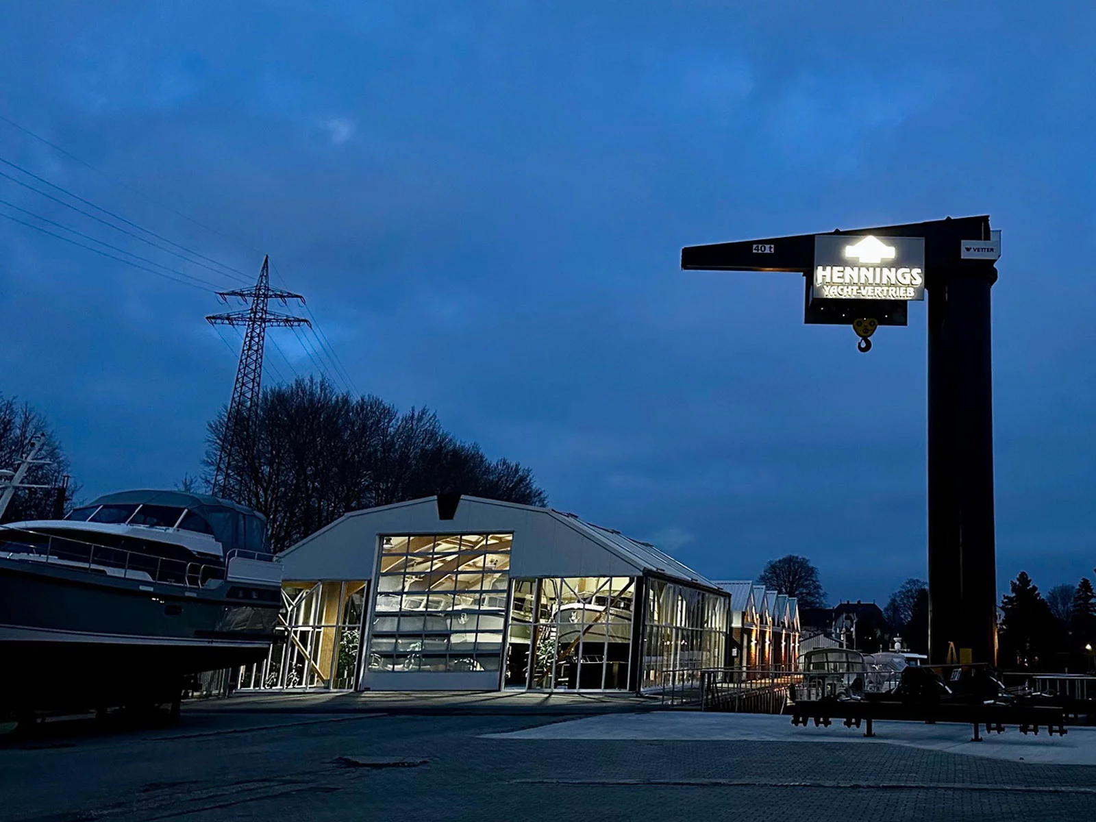 Beleuchteter Bootskran in der Dämmerung