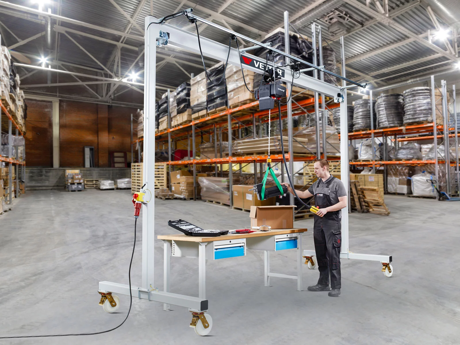 VP-ST Portalkran in einer Lagerhalle im Einsatz – ideal für flexible und wechselnde Arbeitsplätze.