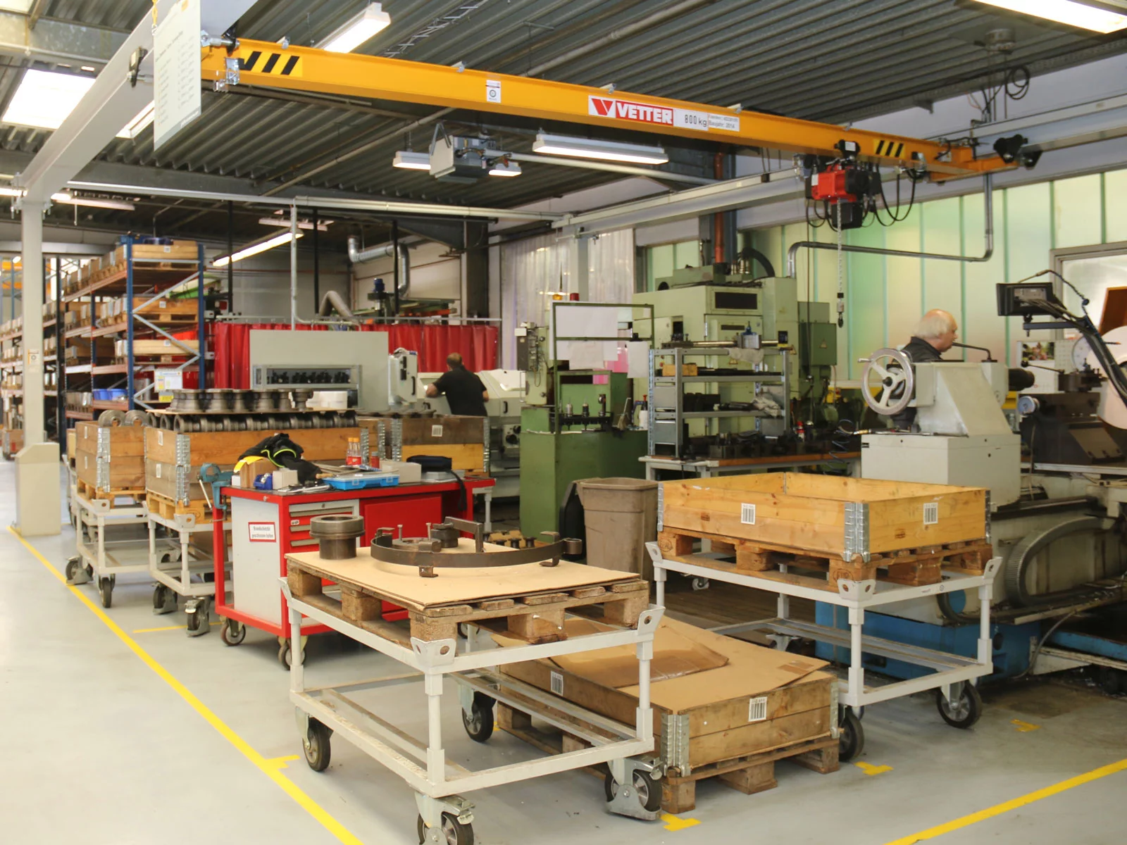 ZSP-E Portalkran mit hellgrauen Stützen und gelber Brücke im Einsatz in einer Dreherei.